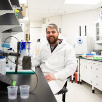 Benjamin Tutolo in lab doing research on hydrogen rocks
